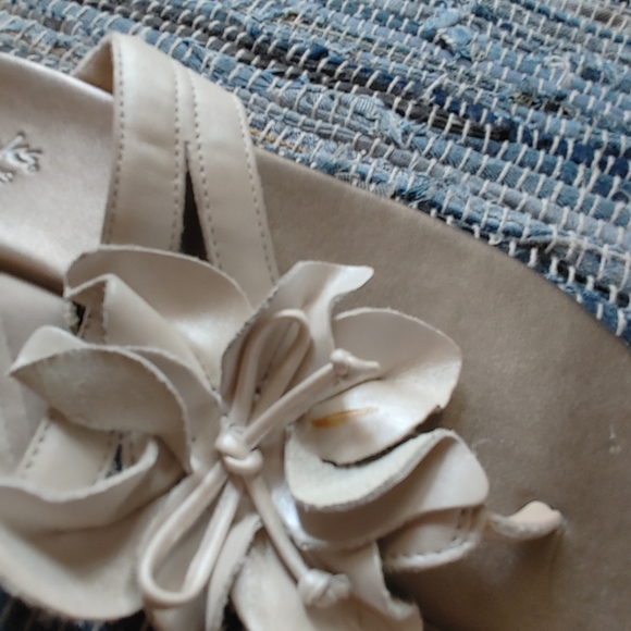 Clarks white leather micro wedge sandals with flower size 7.5 - Picture 6 of 6